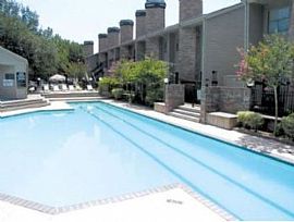 2 Bd/2 Bath Woodbridge Crossing Offers O in Houston, TX (Photo 4 of 5)