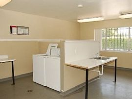 2 Bd/1 Bath 1 Bed with Ceiling Fans, Dispo in Stockton, CA (Photo 3 of 5)
