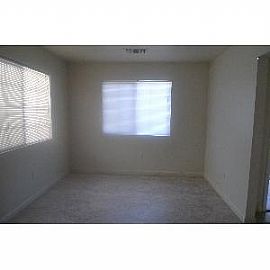 Attractive Single Story 3bed 2bath Home Ready For Immediate Mov in Sacramento, CA (Photo 3 of 8)