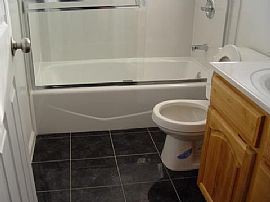 Spacious 4 bed/2 bath in 3 year 3plex in Oakland, CA (Photo 5 of 6)