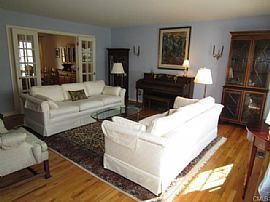 Location, Location! Spotless 3 Bd Colonial Home in Stamford, CT (Photo 4 of 4)
