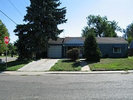 Nicely Maintained 3 Bedroom, 1 Bath, 1 Car Garage in Denver, CO