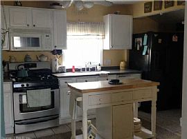 3br 2ba Home Spacious Dr in East Haven, CT (Photo 7 of 11)