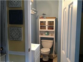 3br 2ba Home Spacious Dr in East Haven, CT (Photo 8 of 11)