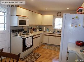 Conveniently Located Three Bedroom, 2-1/2 Bath Ran in Ridgeway, CT (Photo 4 of 9)