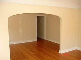 2bd / 1 Full, 1 Partial Ba House in Melrose in Los Angeles, CA (Photo 4 of 5)