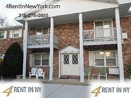 Apartment For Rent in Patchogue For 1000. Parking
