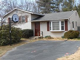 Single Family House For Rent in Rockville