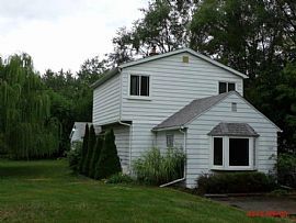 392 S Winding Dr, Waterford, MI 48328