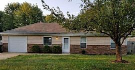 Great Quaint Ranch Home in Lee'S Summit - Close to Shopping And