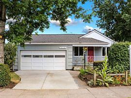  Charming Home in 6114 Ne 35th Pl, Portland, OR 97211