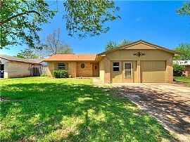 623 S Woodland Dr, Mustang, OK 73064