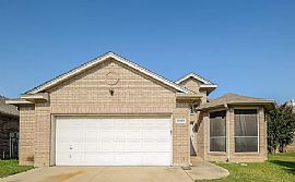 10605 Cloisters Dr, Fort Worth, TX 76131