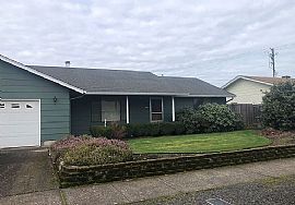 792 66th St, Springfield, OR 97478