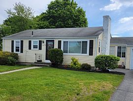 Awesome 3 Bedroom House. 43 Elm Dr, Cranston, RI 02920