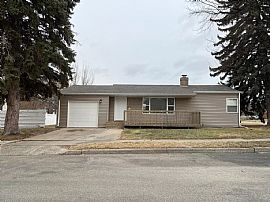 809 15th St Nw, Minot, ND 58703
