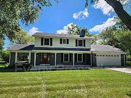 1429 W River Oaks Ln, Mequon, Wi 53092 .Gladness House For Rent