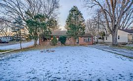 4203 W Crystal Lake Rd, Mchenry, IL 60050