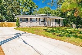 1061 Valley View Ct, Mobile, AL 36695