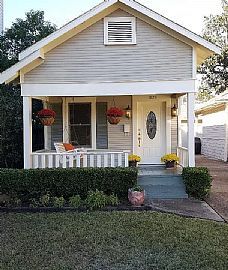 Charming Cottage Located in The Heart of The Historic Houston