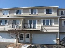 Spacious  Townhome Located in Woodbury!