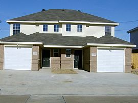 3 Year Old, 3 Bedroom Townhouse in Duplex - Off of I-35!