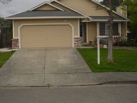 Very Clean 3 Bedroom Home in Cloverdale with Large Living Area 