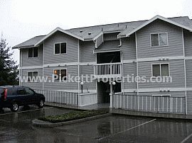 Picturesque 3 Bedroom Townhouse Next to Water 