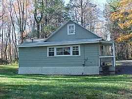 Adorable 2 Bdrm Cottage Secluded on 1 Acre Yet, Close to Everyt