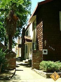 2bd/1ba Townhouse! with a Fireplace and Dishwasher